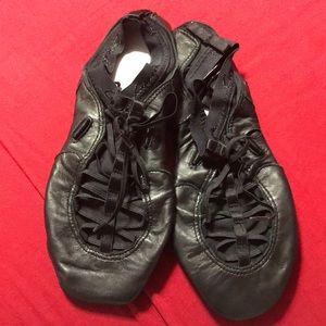 Black lyrical shoes
